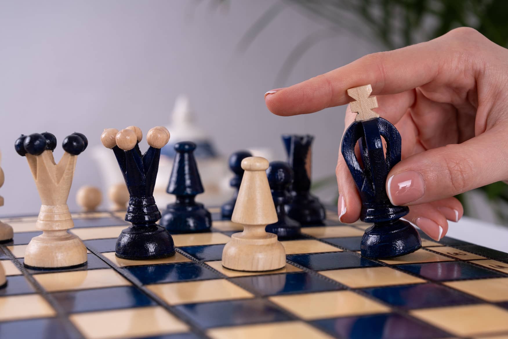 Blaues Schachbrett  <br>aus Hainbuchenholz