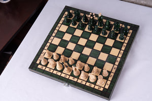 Grünes Schachbrett aus <br>Hainbuchenholz