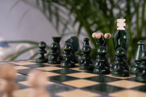 Grünes Schachbrett aus <br>Hainbuchenholz