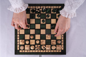 Grünes Schachbrett aus <br>Hainbuchenholz