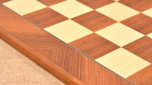Modernes Schachbrett <br> aus edlem Teakholz