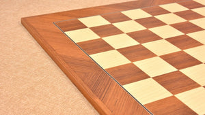 Modernes Schachbrett <br> aus edlem Teakholz