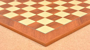 Modernes Schachbrett <br> aus edlem Teakholz