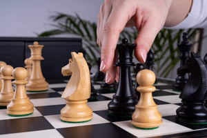 Schachspiel Galerie aus <br>Buchsbaum und Ebenholz