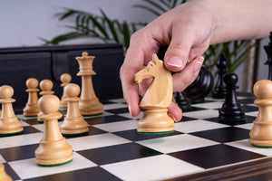 Schachspiel Galerie aus <br>Buchsbaum und Ebenholz