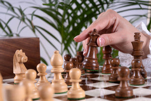 Schachspiel Höchste aus <br>Eschenmaserholz und Buchsbaumholz