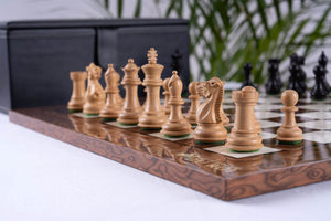 Schachspiel Krieger aus <br>Eschenmaserholz und Buchsbaumholz