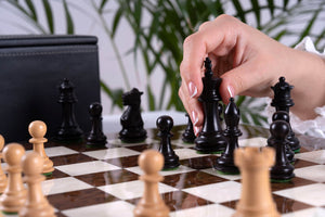 Schachspiel Krieger aus <br>Eschenmaserholz und Buchsbaumholz