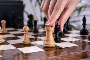 Schachspiel Krieger aus <br>Eschenmaserholz und Buchsbaumholz