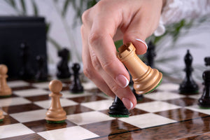 Schachspiel Krieger aus <br>Eschenmaserholz und Buchsbaumholz