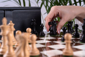Schachspiel Krieger aus <br>Eschenmaserholz und Buchsbaumholz