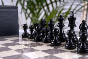 Schachspiel Perle aus <br>Eschenmaserholz und Buchsbaumholz