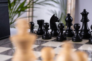 Schachspiel Perle aus <br>Eschenmaserholz und Buchsbaumholz