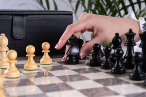 Schachspiel Perle aus <br>Eschenmaserholz und Buchsbaumholz