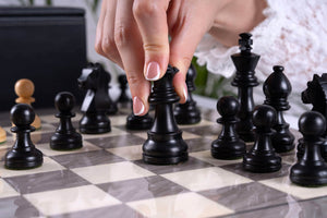 Schachspiel Perle aus <br>Eschenmaserholz und Buchsbaumholz