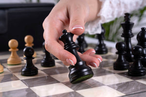 Schachspiel Perle aus <br>Eschenmaserholz und Buchsbaumholz