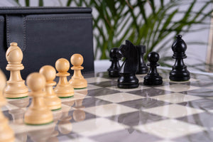 Schachspiel Perle aus <br>Eschenmaserholz und Buchsbaumholz