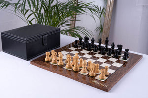 Schachspiel Hegemonisch aus <br>Eschenmaserholz und Buchsbaumholz