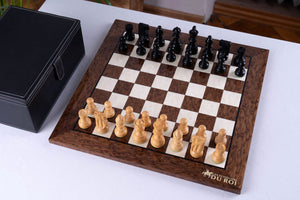 Schachspiel Hegemonisch aus <br>Eschenmaserholz und Buchsbaumholz
