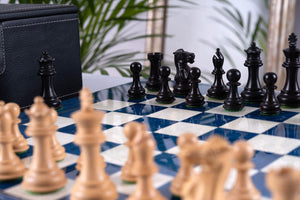 Schachspiel Azur aus <br>Eschenmaserholz und Buchsbaumholz