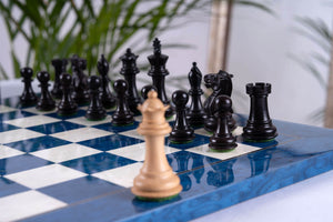 Schachspiel Azur aus <br>Eschenmaserholz und Buchsbaumholz