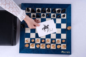 Schachspiel Azur aus <br>Eschenmaserholz und Buchsbaumholz