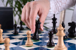 Schachspiel Azur aus <br>Eschenmaserholz und Buchsbaumholz