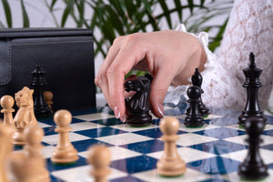 Schachspiel Azur aus <br>Eschenmaserholz und Buchsbaumholz
