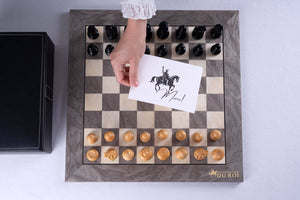 Schachspiel Graphit aus <br>Eschenmaserholz und Buchsbaumholz