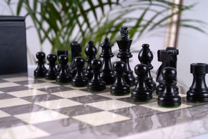 Schachspiel Graphit aus <br>Eschenmaserholz und Buchsbaumholz