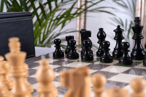 Schachspiel Graphit aus <br>Eschenmaserholz und Buchsbaumholz
