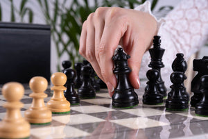 Schachspiel Graphit aus <br>Eschenmaserholz und Buchsbaumholz