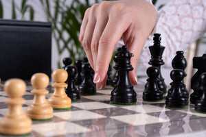 Schachspiel Graphit aus <br>Eschenmaserholz und Buchsbaumholz