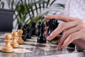 Schachspiel Graphit aus <br>Eschenmaserholz und Buchsbaumholz