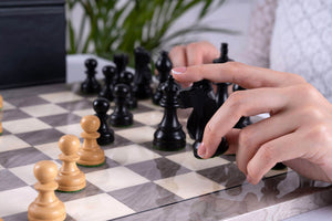 Schachspiel Graphit aus <br>Eschenmaserholz und Buchsbaumholz
