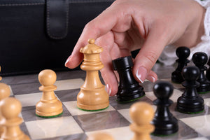 Schachspiel Graphit aus <br>Eschenmaserholz und Buchsbaumholz