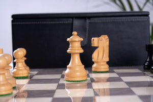 Schachspiel Graphit aus <br>Eschenmaserholz und Buchsbaumholz