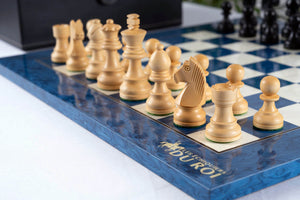 Schachspiel Saphir aus <br>Eschenmaserholz und Buchsbaumholz