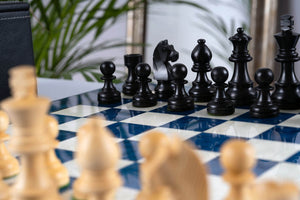 Schachspiel Saphir aus <br>Eschenmaserholz und Buchsbaumholz