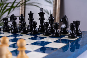 Schachspiel Saphir aus <br>Eschenmaserholz und Buchsbaumholz