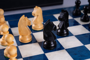 Schachspiel Saphir aus <br>Eschenmaserholz und Buchsbaumholz