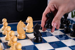 Schachspiel Saphir aus <br>Eschenmaserholz und Buchsbaumholz