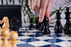 Schachspiel Saphir aus <br>Eschenmaserholz und Buchsbaumholz