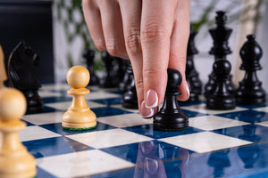 Schachspiel Saphir aus <br>Eschenmaserholz und Buchsbaumholz