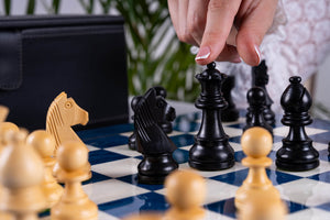 Schachspiel Saphir aus <br>Eschenmaserholz und Buchsbaumholz