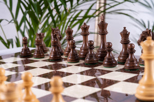 Schachspiel Kühnheit <br>aus Eschenmaserholz und Akazie