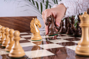 Schachspiel Kühnheit <br>aus Eschenmaserholz und Akazie