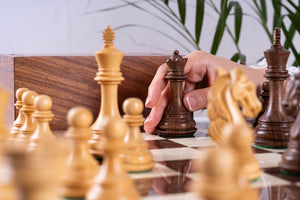 Schachspiel Kühnheit <br>aus Eschenmaserholz und Akazie