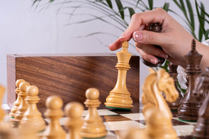 Schachspiel Kühnheit <br>aus Eschenmaserholz und Akazie