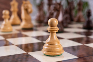 Schachspiel Kühnheit <br>aus Eschenmaserholz und Akazie